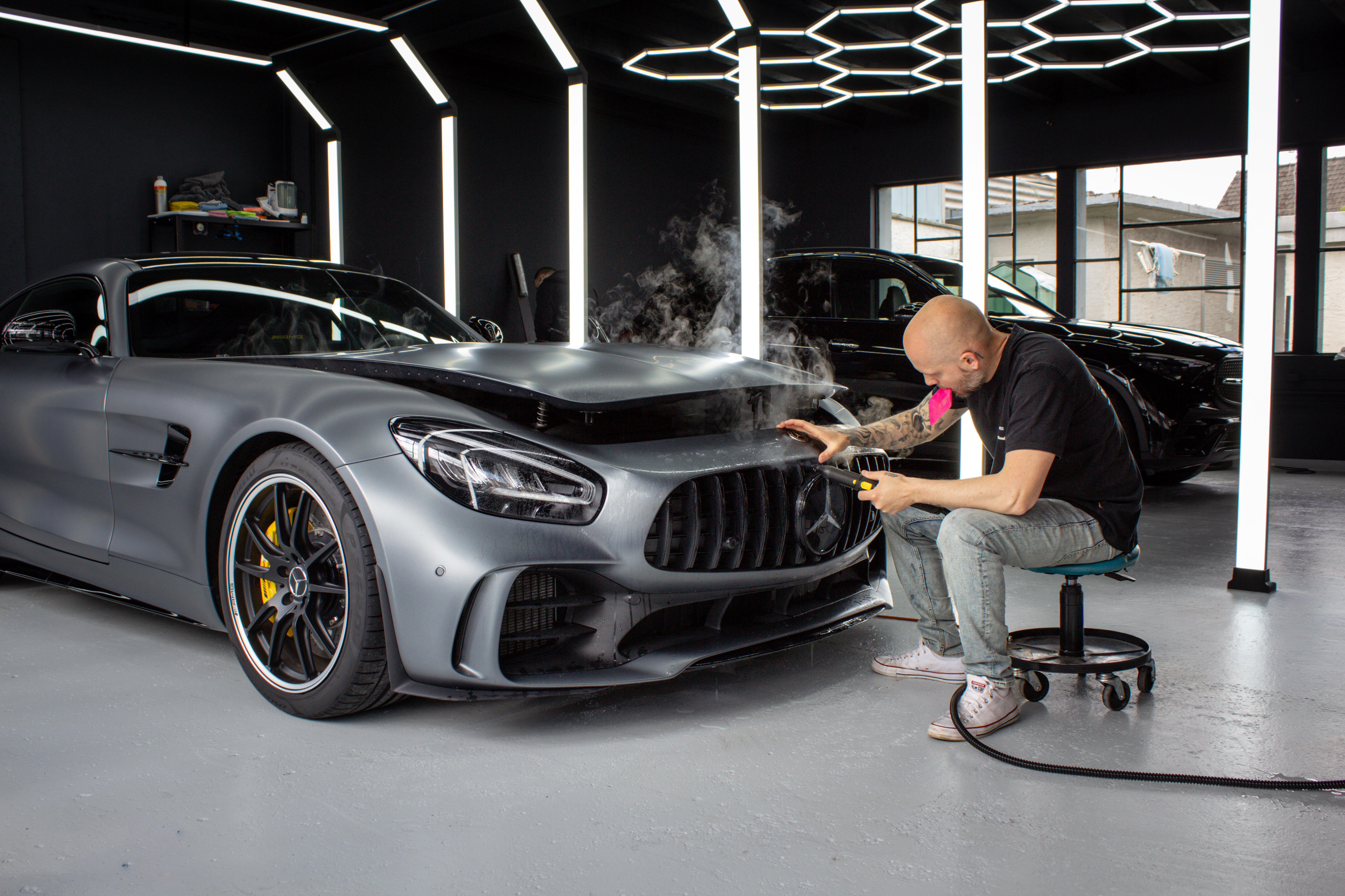 Antonio Petras verarbeitet PPF an einem Mercedes-AMG GT R in der Balsthaler Werkstatt